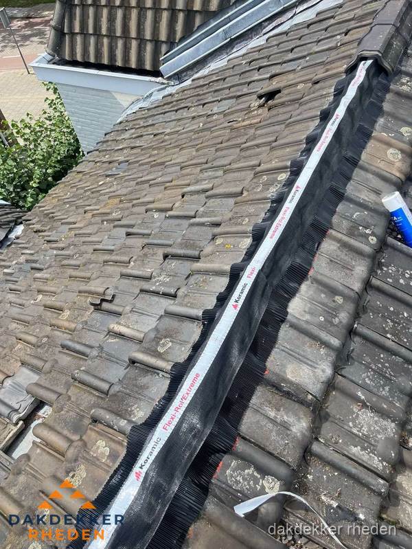 Nokvorst renovatie met Koramic nokrol op schuin pannendak in Rheden