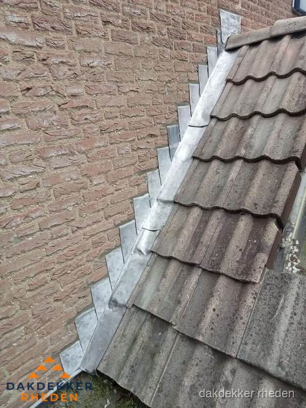 Loodslabben langs dakaansluiting bij bakstenen muur in Rheden Loodslabben langs dakaansluiting bij bakstenen muur in Rheden