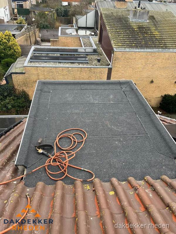 Reparatie aansluiting plat dak en schuin dak in Rheden