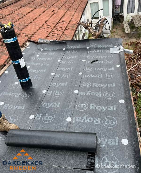 Bitumen dakbedekking leggen op plat dak aanbouw in Rheden