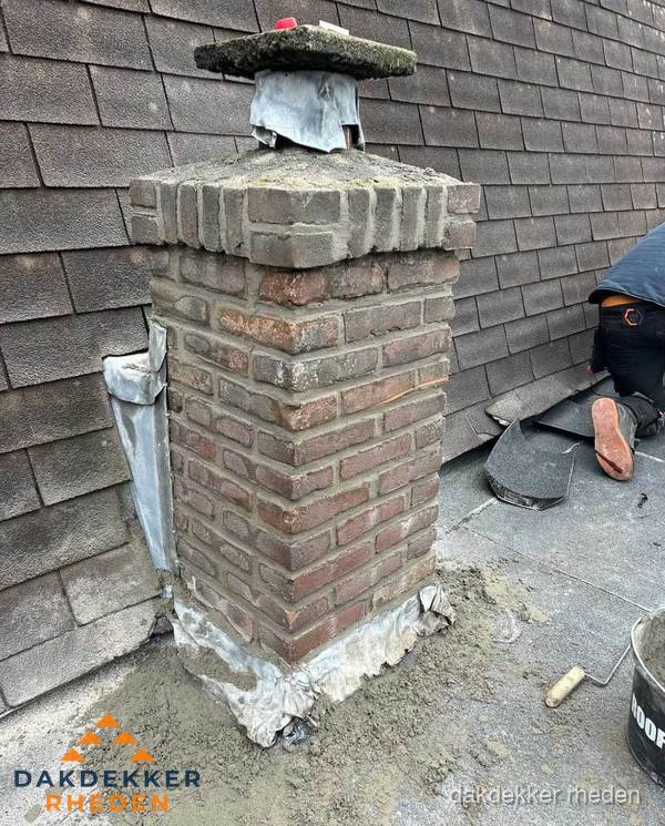 Schoorsteen reparatie met lood en voegwerk op leien dak in Rheden Schoorsteen reparatie met lood en voegwerk op leien dak in Rheden