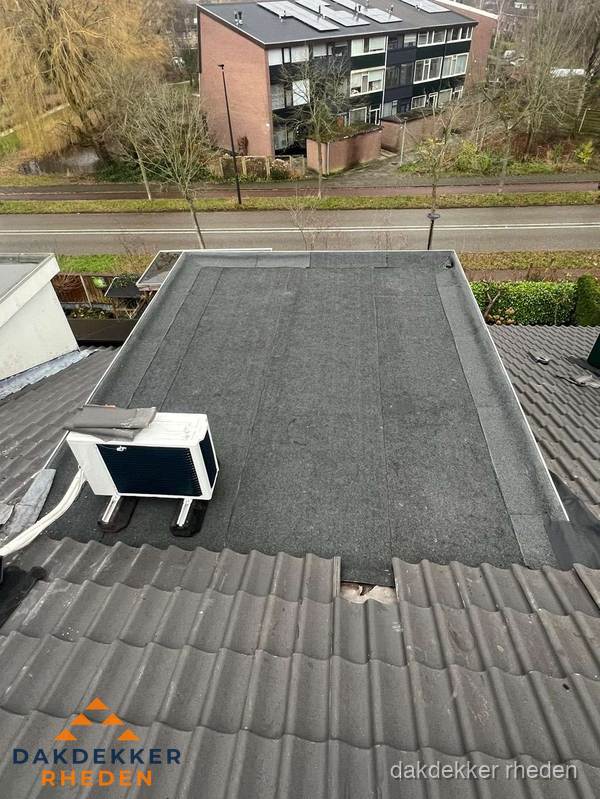 Plat dak inspectie met bitumen bedekking naast schuin pannendak in Rheden Plat dak inspectie met bitumen bedekking naast schuin pannendak in Rheden