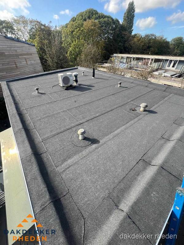 Kosten dakdekker: afgewerkt plat bedrijfsdak met bitumen in Rheden