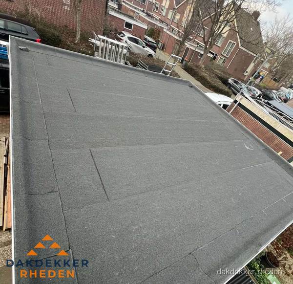 Nieuwe bitumen dakbedekking op plat dak van garage in Rheden