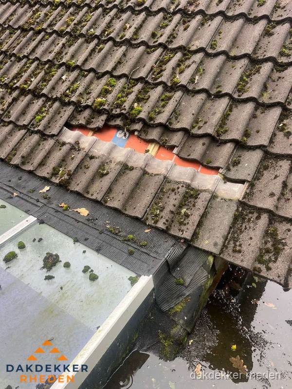 Beschadigd pannendak met ontbrekende dakpannen voor reparatie in Rheden