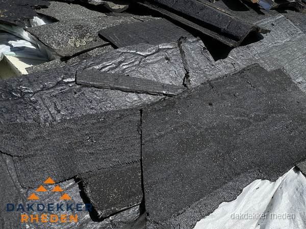 Verwijderd oud bitumen dakleer klaar voor vervanging in Rheden Verwijderd oud bitumen dakleer klaar voor vervanging in Rheden