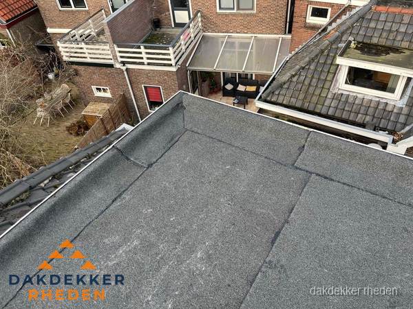 Overzicht plat dak met dakgoot in woonwijk Rheden Overzicht plat dak met dakgoot in woonwijk Rheden