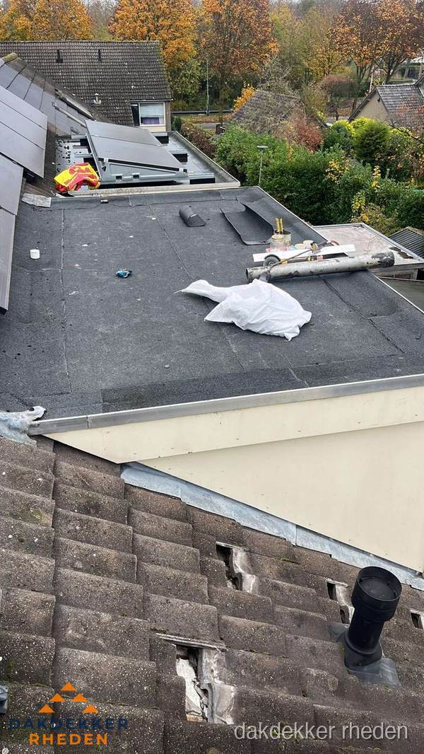 Beschadigde dakbedekking op plat dak voor reparatie in Rheden Beschadigde dakbedekking op plat dak voor reparatie in Rheden