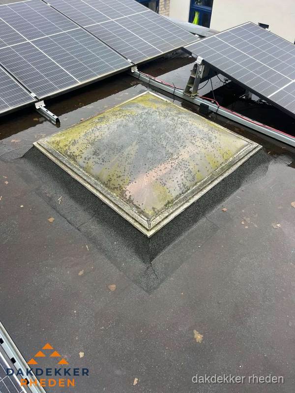 Vervuilde lichtkoepel op plat dak met zonnepanelen in Rheden Vervuilde lichtkoepel op plat dak met zonnepanelen in Rheden