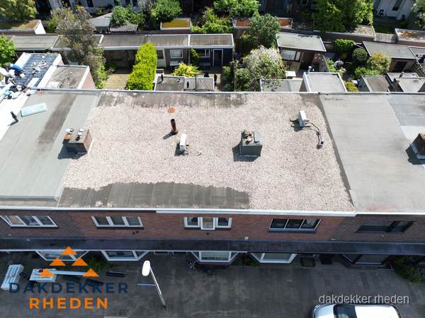 Plat dak met grindballast en dakdoorvoeren in Rheden Plat dak met grindballast en dakdoorvoeren in Rheden