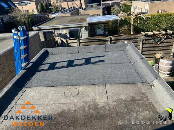 Dakdekker bij bitumen plat dak renovatie in Rheden