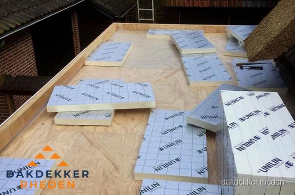 PIR isolatieplaten leggen op plat dak in Rheden