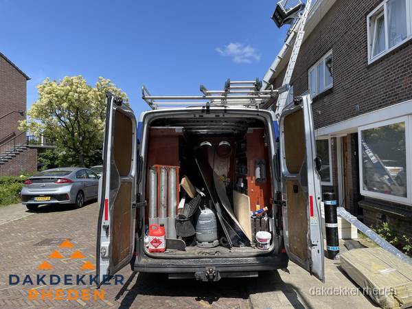 Spoed dakdekker bus met gereedschap en ladder bij woning in Rheden Spoed dakdekker bus met gereedschap en ladder bij woning in Rheden