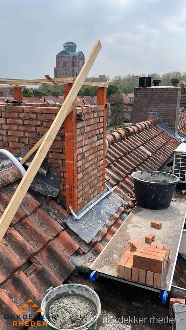 Schoorsteen renovatie met metselwerk op schuin dak in Rheden Schoorsteen renovatie met metselwerk op schuin dak in Rheden