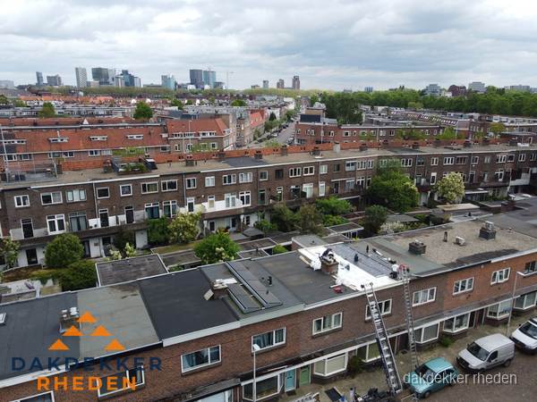 Spoed dakdekker aan het werk op plat dak in woonwijk Rheden Spoed dakdekker aan het werk op plat dak in woonwijk Rheden