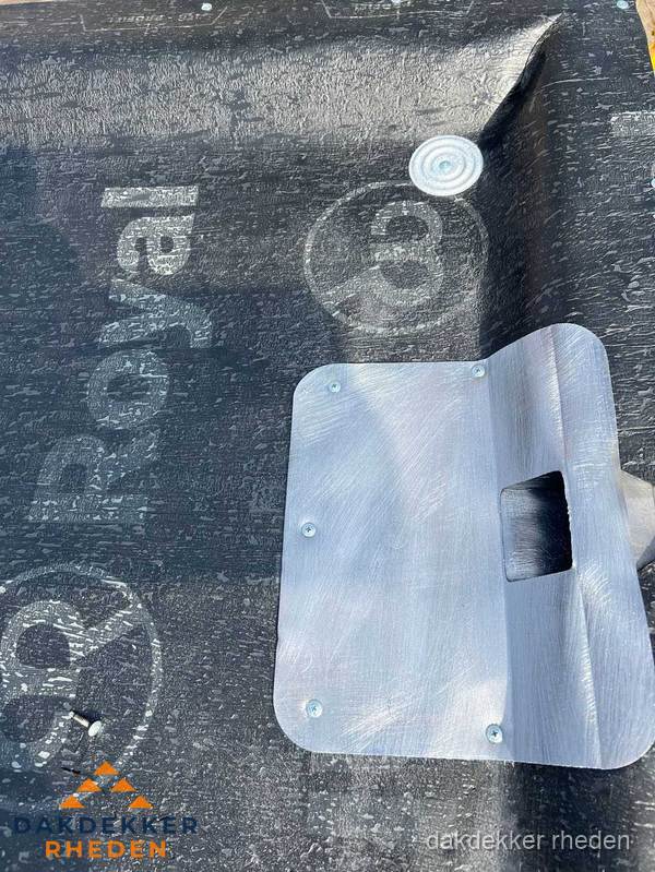 Dakgoot aansluiting op bitumen dak in Rheden Dakgoot aansluiting op bitumen dak in Rheden