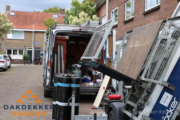 Dakdekkersbusje met materiaal en ladderlift voor dakpannen vervangen in Rheden