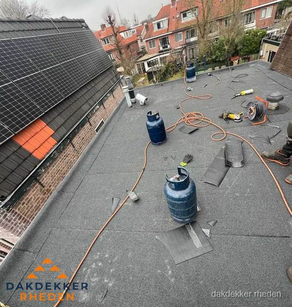 Daklekkage repareren met brandgereedschap op plat dak in Rheden Daklekkage repareren met brandgereedschap op plat dak in Rheden