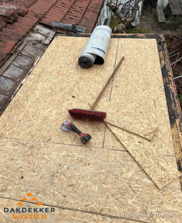 Plat dak vervangen met nieuwe OSB-ondergrond en bitumenrol in Rheden Plat dak vervangen met nieuwe OSB-ondergrond en bitumenrol in Rheden