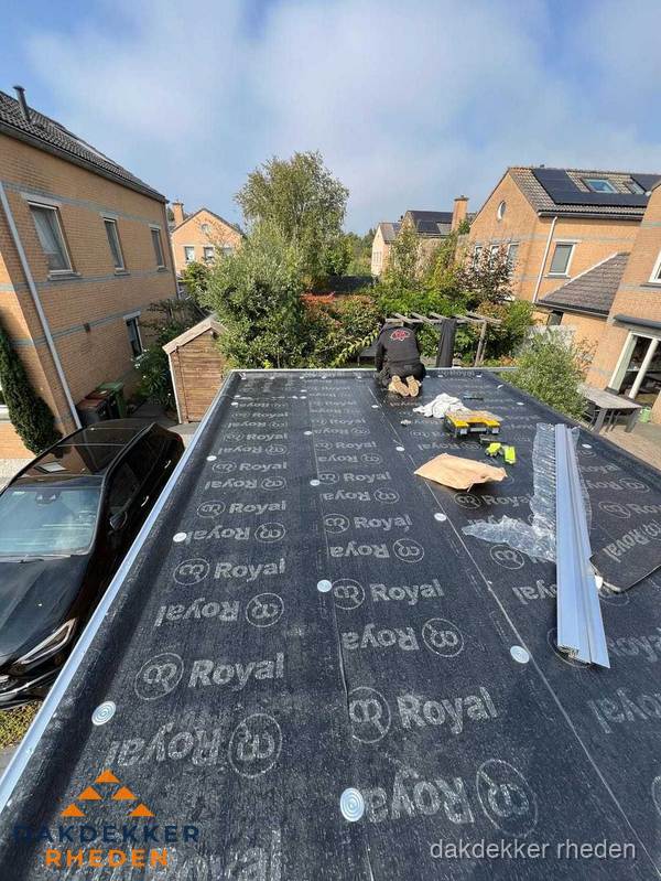 Nieuwe Royal bitumen dakbedekking op plat dak van aanbouw in Rheden