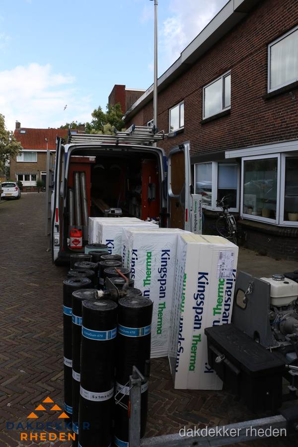 Levering van Kingspan isolatieplaten en bitumenrollen voor dakproject in Rheden