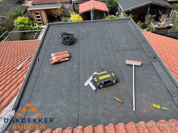 Gereedschap op nieuw plat dak na renovatie in Rheden