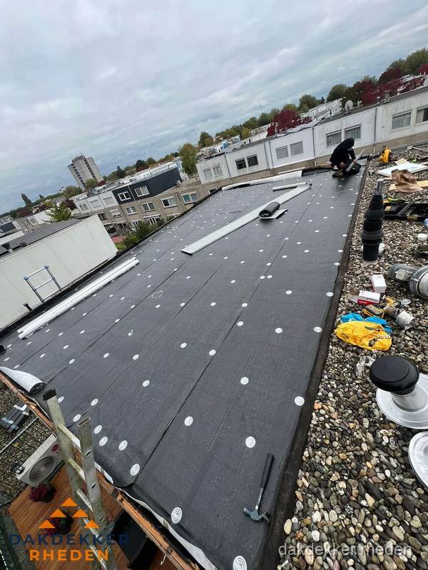 Dakleer vervangen op groot plat dak door dakdekker in Rheden Dakleer vervangen op groot plat dak door dakdekker in Rheden