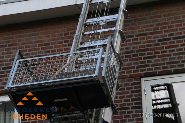 Ladderlift met dakpannen voor dakpan reparatie in Rheden Ladderlift met dakpannen voor dakpan reparatie in Rheden