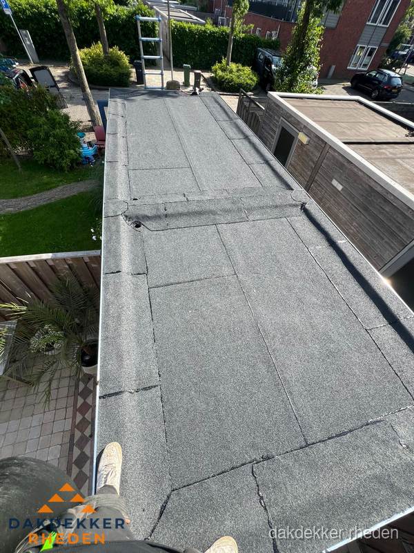 Bitumen plat dak rijtjeswoning vanuit dakdekker perspectief in Rheden Bitumen plat dak rijtjeswoning vanuit dakdekker perspectief in Rheden