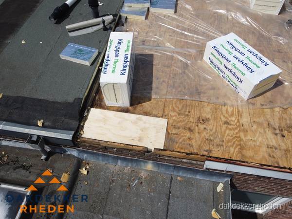 Plat dak isolatie met Kingspan isolatieplaten tijdens renovatie in Rheden