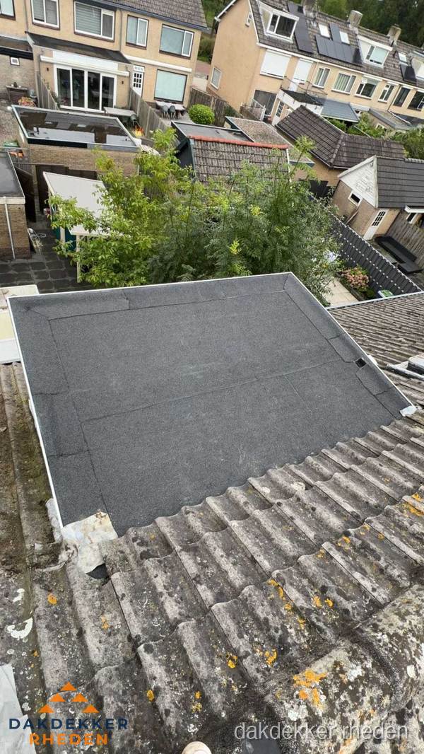 Plat dak aanbouw met bitumen dakbedekking in woonwijk Rheden