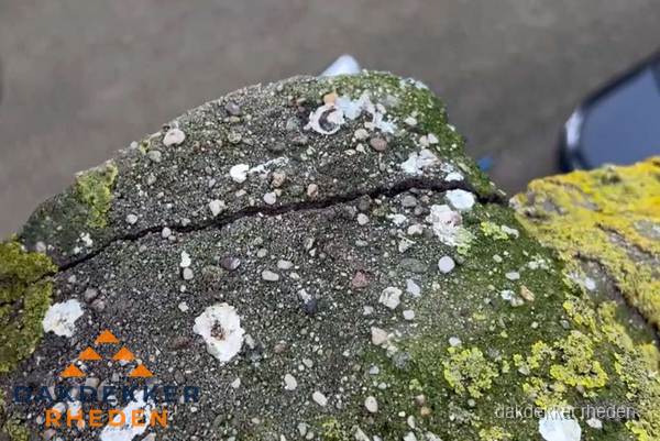 Beschadigde en verweerde nokvorst met scheuren en mos in Rheden Beschadigde en verweerde nokvorst met scheuren en mos in Rheden