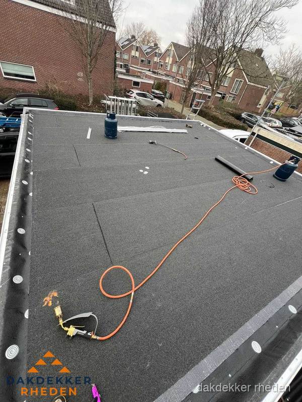 Afgewerkte dakrenovatie met bitumen op plat dak in Rheden