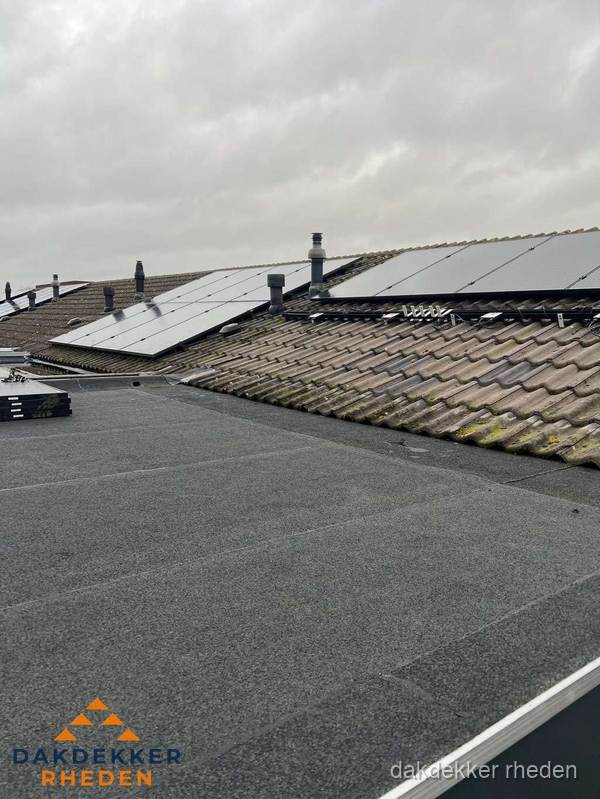 Bitumen dakbedekking op plat dak met aansluitend pannendak en zonnepanelen in Rheden Bitumen dakbedekking op plat dak met aansluitend pannendak en zonnepanelen in Rheden