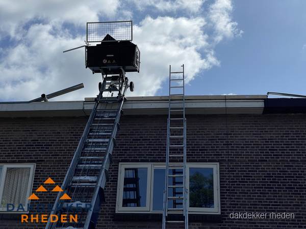 Ladderlift en ladder bij woning voor dakinspectie in Rheden