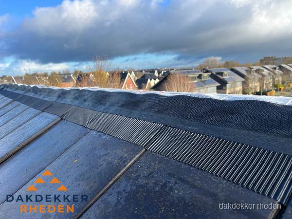 Dakisolatie bij de nok met ventilatieprofiel op schuin dak in Rheden