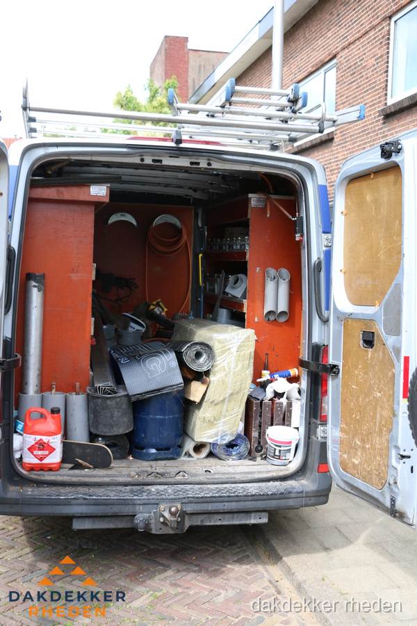 Bedrijfsbus van dakdekker met gereedschap en materialen in Rheden Bedrijfsbus van dakdekker met gereedschap en materialen in Rheden