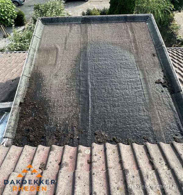 Verouderd plat dak met bitumen en slijtage voor lekkage inspectie in Rheden Verouderd plat dak met bitumen en slijtage voor lekkage inspectie in Rheden
