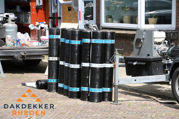 Rollen bitumen dakbedekking klaar voor daklekkage reparatie in Rheden Rollen bitumen dakbedekking klaar voor daklekkage reparatie in Rheden