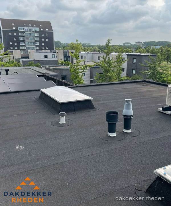 Groot plat dak met lichtkoepel en dakdoorvoeren in Rheden Groot plat dak met lichtkoepel en dakdoorvoeren in Rheden