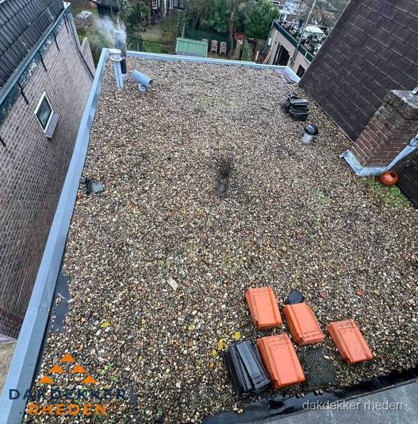 Plat dak met grindballast en dakdoorvoeren in Rheden Plat dak met grindballast en dakdoorvoeren in Rheden