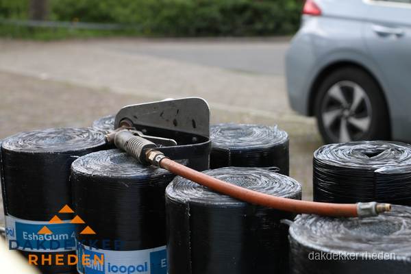 Rollen bitumen dakbedekking EshaGum klaar voor installatie in Rheden