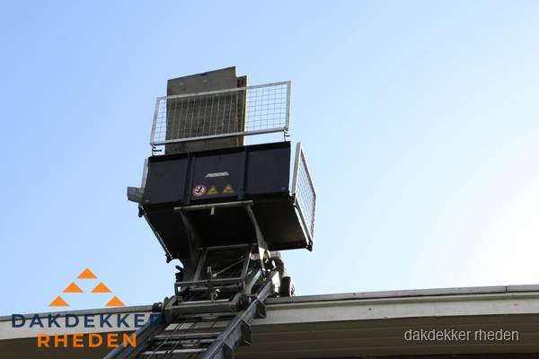Dakdekkerslift voor materiaal transport bij dakwerkzaamheden in Rheden