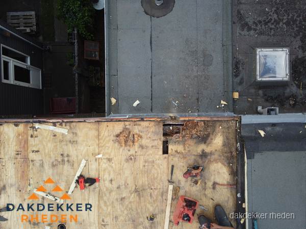 Dakschade en renovatie plat dak vanuit de lucht in Rheden Dakschade en renovatie plat dak vanuit de lucht in Rheden