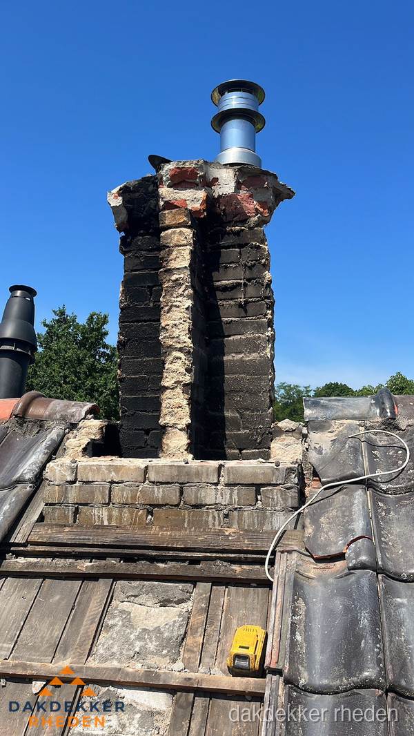 Beschadigde schoorsteen met nieuwe rookgasafvoer op oud dak in Rheden Beschadigde schoorsteen met nieuwe rookgasafvoer op oud dak in Rheden