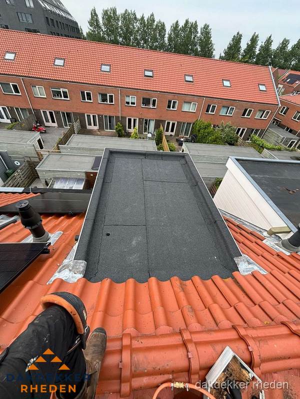 Bitumen dak reparatie op plat dak tussen dakpannen in Rheden Bitumen dak reparatie op plat dak tussen dakpannen in Rheden