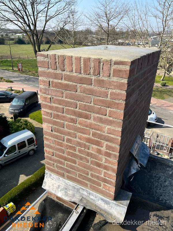 Gemetselde schoorsteen met loodaansluiting op dak in Rheden Gemetselde schoorsteen met loodaansluiting op dak in Rheden