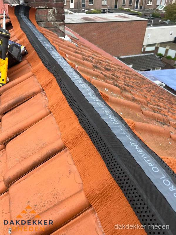 Nokventilatie installeren op hellend pannendak in Rheden