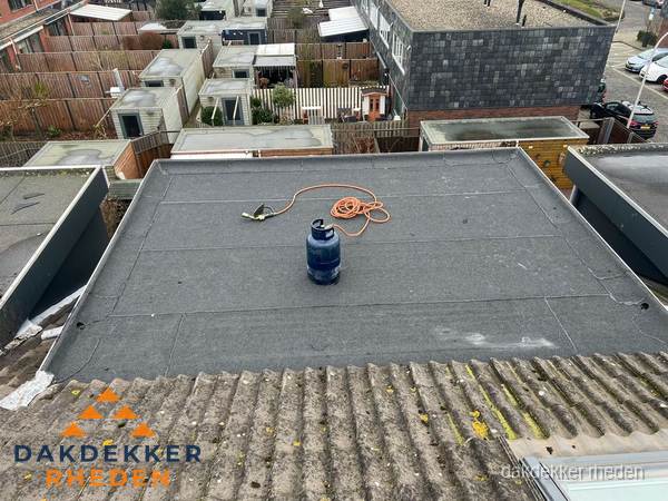 Plat dak met bitumen dakbedekking en brander in Rheden