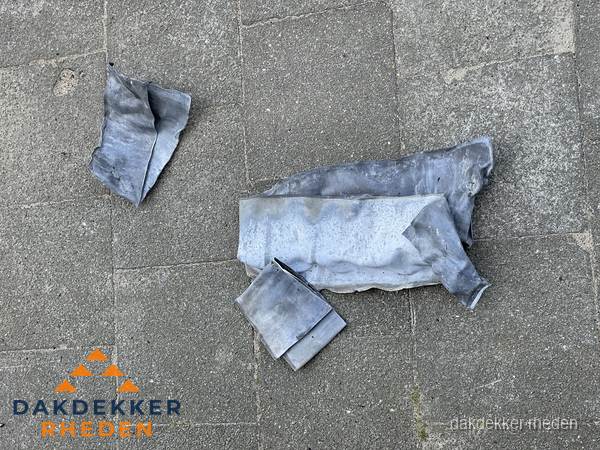 Oude verwijderde loodslabben na vervanging in Rheden Oude verwijderde loodslabben na vervanging in Rheden